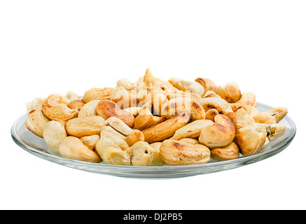 Piattino con arrosti di noci di acagiù isolati su sfondo bianco Foto Stock