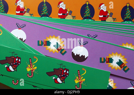 Close up di gommare le strisce di carta per rendere le catene di carta per Natale Foto Stock
