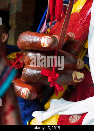 Il Bhutan, Thimpu Dzong, Tsechu annuale, mani di Shinje Chhogyel il signore della morte carattere Foto Stock