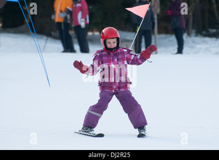 Bambina la guida sugli sci Foto Stock