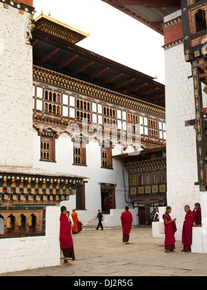 Il Bhutan, Thimpu Dzong, monaci nel monastero interno cortile Foto Stock