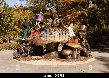 Alice nel Paese delle Meraviglie statua, Central Park, Manhattan, New York City, Stati Uniti d'America. Foto Stock