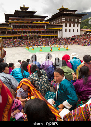 Il Bhutan, Thimpu Dzong, Tsechu annuale, udienza intorno al festival Ground Foto Stock