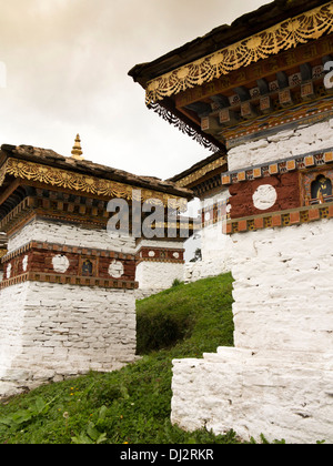 Il Bhutan, Dochu La pass, 108 Chortens costruito nel memoriale ai soldati bhutanesi ucciso expellign Assamese guerriglia Foto Stock