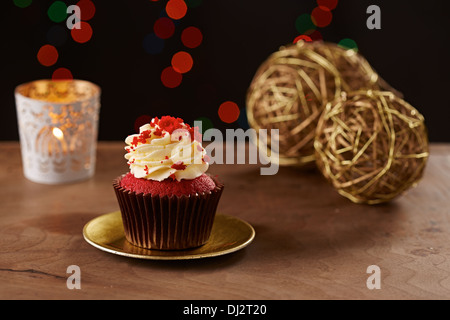 Red Velvet cupcake nero su sfondo di Natale Foto Stock