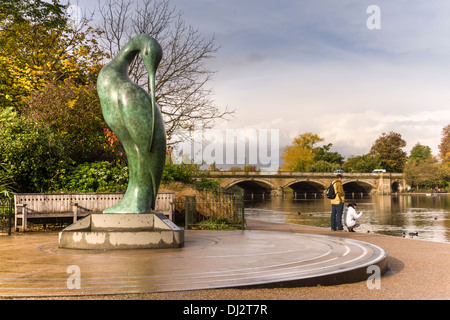 L'Isis, dal British Sculpture Simon spinotto, affacciato sulla serpentina in Hyde Park, Londra - Inghilterra. Foto Stock