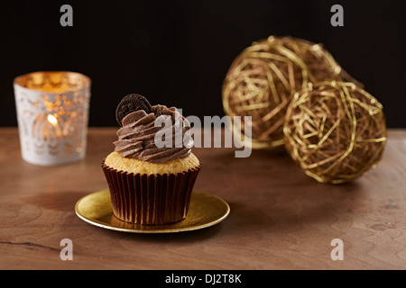 Oreo cookie cupcake nero su sfondo di Natale Foto Stock