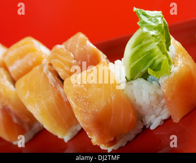 Uramaki. Philadelphia classico. I sushi giapponesi Foto Stock