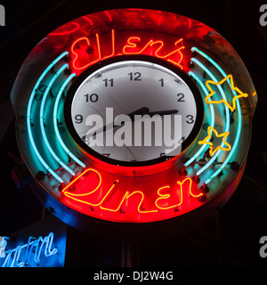 Insegna al neon Ellen's Stardust Diner, Broadway, New York City, Stati Uniti d'America. Foto Stock