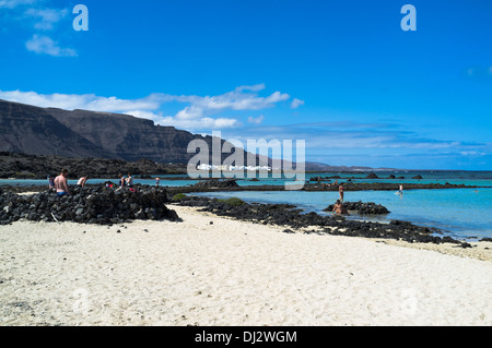 dh Isole Canarie Spiaggia ORZOLA LANZAROTE Turismo prendere il sole spiagge di sabbia bianca isola di sabbia vacanze persone Foto Stock