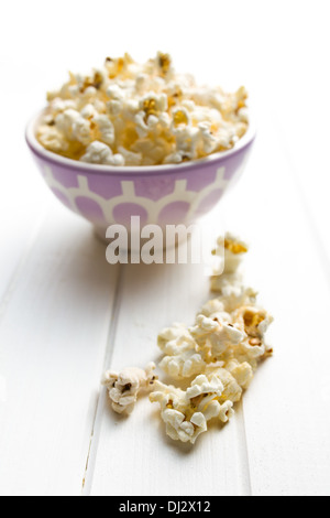 Popcorn bianco sul tavolo di legno Foto Stock