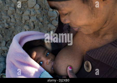 Un indigeno allattare il tuo bambino a camp Batawana . Nelle vicinanze di Camp Eagle Island Camp da Orient Express. Foto Stock