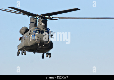 Un esercito USA CH-47F elicottero Chinook prende il largo su una missione Novembre 12, 2013 in avanti una base operativa Fenty nella provincia di Nangarhar, Afghanistan. Foto Stock