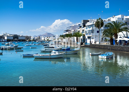 Dh laguna di Arrecife ARRECIFE LANZAROTE case e barche di Inner Harbor Boat Lagoon isole canarie canarie Spagna Foto Stock