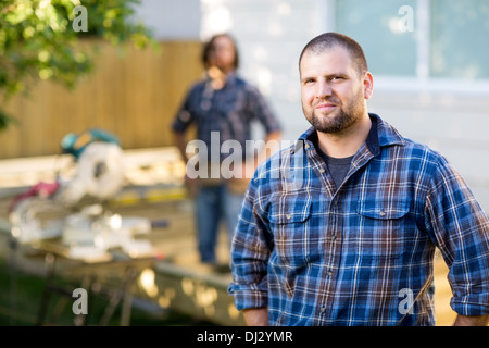 Lavoratore manuale nella Camicia casual al sito in costruzione Foto Stock