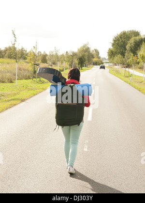 Hitchhiker con la chitarra su strada Foto Stock