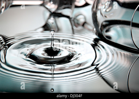 Ingrandimento di foto di gocce di acqua una bella forma in piscina. Foto Stock