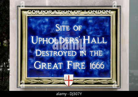 Londra, Inghilterra, Regno Unito. Lapide che ricorda il sito di portatori' Hall su Pietro Hill, dalla Cattedrale di St Paul Foto Stock