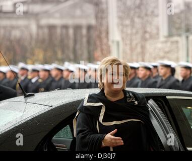 Berlino, Germania. Xx Nov, 2013. Il primo ministro di Norvegia Erna Solberg arriva presso la cancelleria federale a Berlino, Germania, 20 novembre 2013. Foto: SOEREN STACHE/dpa/Alamy Live News Foto Stock