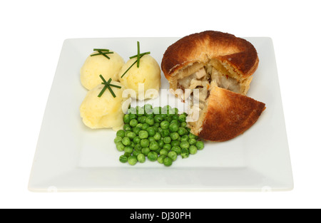 Pollo e torta a fungo con purea di patate e piselli su una piastra isolata contro bianco Foto Stock