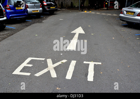 Dipinto di uscire da firmare e freccia sul car park road Foto Stock