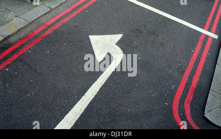 Girare a sinistra freccia dipinta su London Road Foto Stock