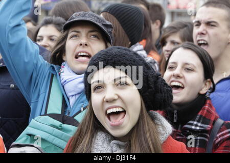 Sofia, Bulgaria, 20 novembre 2013. Gli studenti gridando slogan di protesta durante il governo anti-dimostrazione di fronte al parlamento. (Credit: Johann Brandstatter / Alamy Live News) Foto Stock
