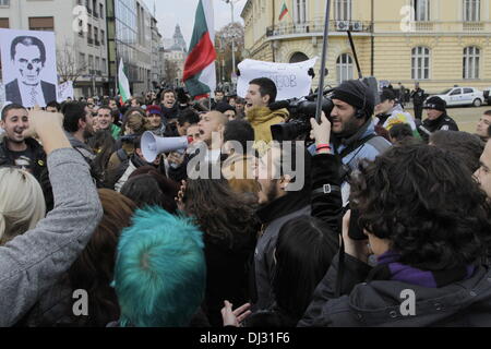 Sofia, Bulgaria, 20 novembre 2013. Migliaia di studenti universitari chantig anti-slogan del governo di fronte al parlamento. (Credit: Johann Brandstatter / Alamy Live News) Foto Stock