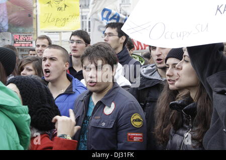 Sofia, Bulgaria, 20 novembre 2013. Arrabbiato gli studenti universitari chiedendo le dimissioni del governo bulgaro durante il rally di fronte al parlamento. (Credit: Johann Brandstatter / Alamy Live News) Foto Stock