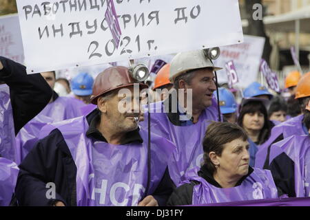 Sofia, Bulgaria, 20 novembre 2013. I minatori dal Maritsa Iztok miniere nel sud-est della Bulgaria dimostrare per i salari più elevati e migliori condizioni di lavoro. (Credit: Johann Brandstatter / Alamy Live News) Foto Stock