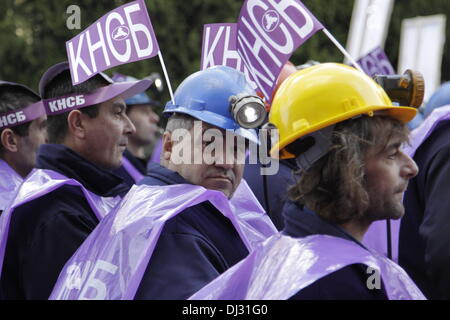 Sofia, Bulgaria, 20 novembre 2013. I minatori dal Maritsa Iztok miniere nel sud-est della Bulgaria dimostrare per i salari più elevati e migliori condizioni di lavoro. (Credit: Johann Brandstatter / Alamy Live News) Foto Stock