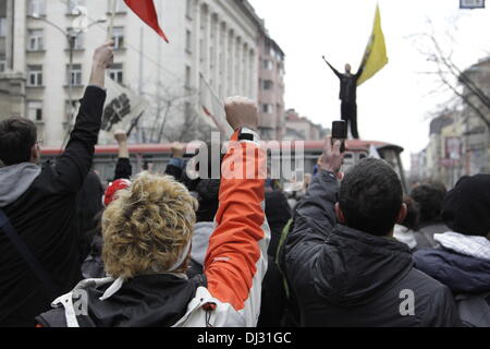 Sofia, Bulgaria, 20 novembre 2013. Protesta degli studenti universitari bloccando Dondukov Boulevard, una delle principali arterie di traffico nel centro di Sofia, con un vecchio autobus. (Credit: Johann Brandstatter / Alamy Live News) Foto Stock