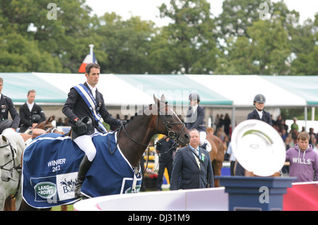 Jonathan Paget durante la cerimonia di presentazione dopo aver vinto il 2013 Land Rover Burghley Horse Trials Foto Stock