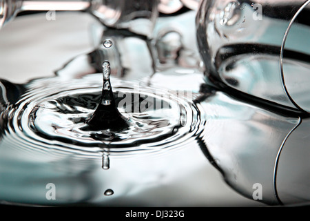 Ingrandimento di foto di gocce di acqua una bella forma in piscina. Foto Stock