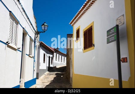 Strada stretta in Aljezur, Western Algarve, Portogallo. Foto Stock