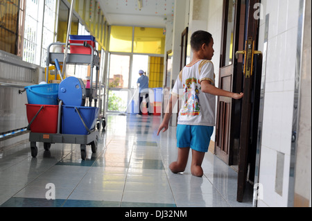 Un ragazzo nato con deformità degli arti al Villaggio della Pace in Tudu ospedale nella città di Ho Chi Minh, Vietnam. Foto Stock