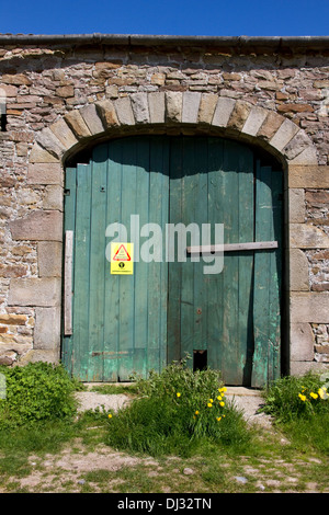 Rurali fienile in pietra con 'Farmwatch' avviso ( per scoraggiare i furti) su porte in legno Stonyhurst, Ribble Valley, Lancashire, Inghilterra, Regno Unito Foto Stock