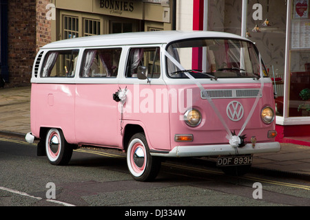 1970 rosa e bianco Bay Window VW camper, in servizio come auto di nozze, IRONBRIDGE, Telford + Wrekin, Shropshire, Inghilterra, Regno Unito Foto Stock