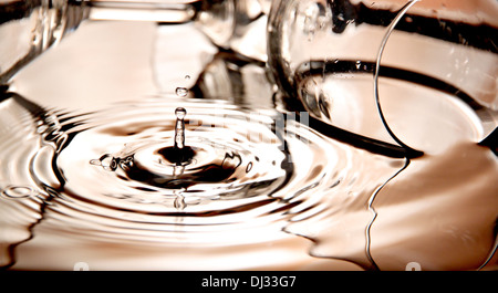 Ingrandimento di foto di gocce di acqua una bella forma in piscina. Foto Stock