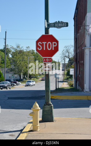 Il segnale di arresto e idrante di fuoco su un angolo di Cartagine, Missouri. Piccolo Mid Western cittadina americana sulla vecchia strada 66 Foto Stock