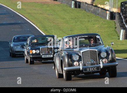 Tre generazioni di autovettura Bentley all'inizio del 2013 Beaujolais eseguire set off da Brands Hatch Foto Stock