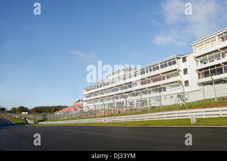 Svuotare il grand sorge a Brands Hatch racing circuito nel Kent REGNO UNITO Foto Stock