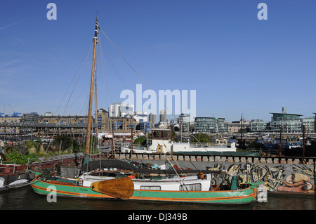 Vista da strade Downings posti barca attraverso il Fiume Tamigi Londra Inghilterra Foto Stock