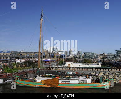 Vista da strade Downings posti barca attraverso il Fiume Tamigi Londra Inghilterra Foto Stock