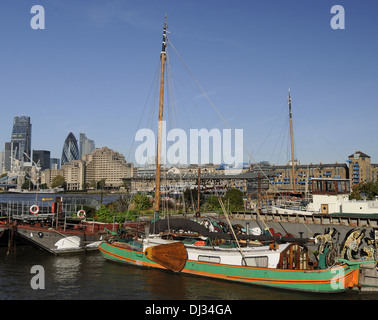 Vista verso la città di Londra da strade Downings posti barca sul fiume Tamigi Londra Inghilterra Foto Stock