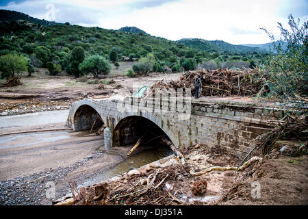 Provincia di Nuoro, Sardegna. Xx Nov, 2013. La zona tra Orgosolo e Oliena sono stati danneggiati nella recente inondazione.distrutto ponti sul fiume Cedrino Credito: Davvero Facile Star/Alamy Live News Foto Stock