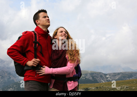 Una giovane coppia in vacanza in montagna con un tour escursionistico Foto Stock