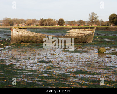 Un marciume imbarcazione in legno isolati sulla foreshore a bassa marea in Stamshaw, Portsmouth Foto Stock