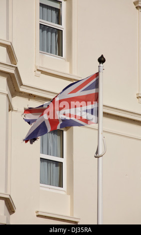Battenti bandiera dell'Union Jack fuori dall'hotel a Bournemouth Foto Stock