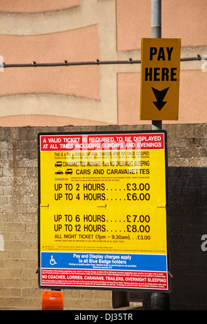 Paga qui il cartello con i dettagli dei costi di parcheggio a Weymouth, Dorset UK a novembre Foto Stock